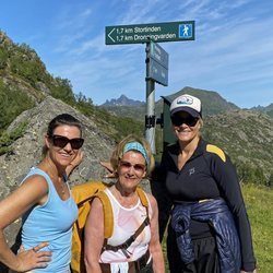 Sonia de Noruega, Mette-Marit de Noruega y Marta Luisa de Noruega subiendo a Dronningvarden