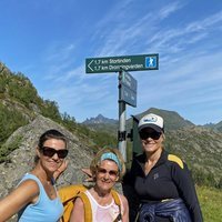 Sonia de Noruega, Mette-Marit de Noruega y Marta Luisa de Noruega subiendo a Dronningvarden