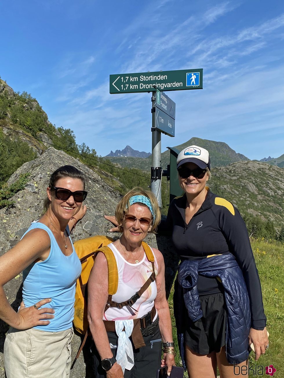 Sonia de Noruega, Mette-Marit de Noruega y Marta Luisa de Noruega subiendo a Dronningvarden