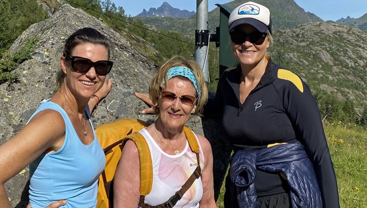 Sonia de Noruega, Mette-Marit de Noruega y Marta Luisa de Noruega subiendo a Dronningvarden