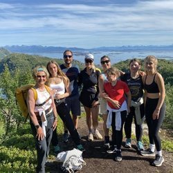 Sonia de Noruega, Haakon y Mette-Marit de Noruega, Ingrid Alexandra de Noruega, Marta de Luisa de Noruega y sus hijas haciendo senderismo en Dronningvarden