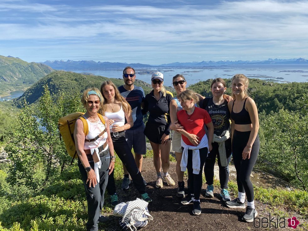 Sonia de Noruega, Haakon y Mette-Marit de Noruega, Ingrid Alexandra de Noruega, Marta de Luisa de Noruega y sus hijas haciendo senderismo en Dronningvarden