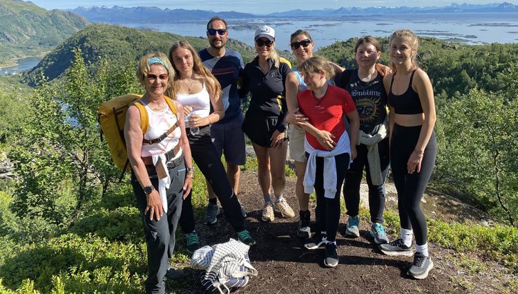 Sonia de Noruega, Haakon y Mette-Marit de Noruega, Ingrid Alexandra de Noruega, Marta de Luisa de Noruega y sus hijas haciendo senderismo en Dronningvarden