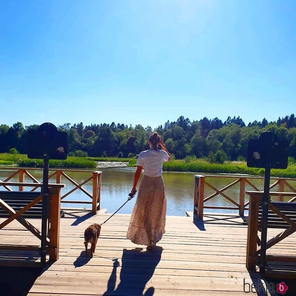 Sofia Hellqvist con su perro en un embarcadero de Djurgården