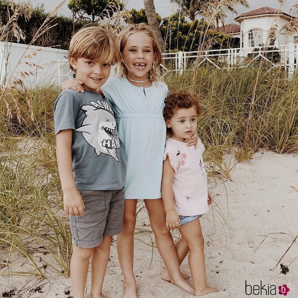 Leonor de Suecia, Nicolás de Suecia y Adrienne de Suecia en la playa en Florida