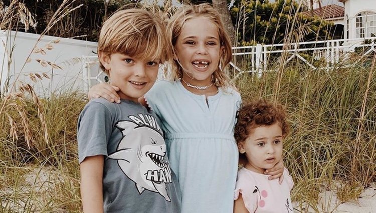 Leonor de Suecia, Nicolás de Suecia y Adrienne de Suecia en la playa en Florida