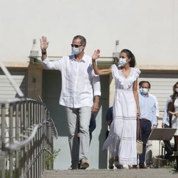 Los Reyes Felipe y Letizia saludando en Ibiza