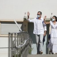 Los Reyes Felipe y Letizia saludando en Ibiza