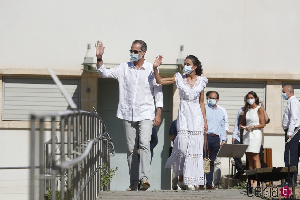 Los Reyes Felipe y Letizia saludando en Ibiza