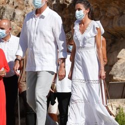 Los Reyes Felipe y Letizia visitan el Museo Monográfico y la Necrópolis de Puig des Molins en Ibiza