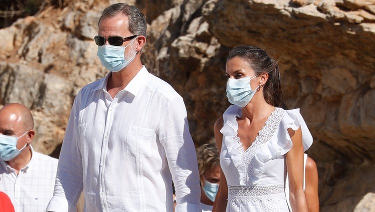 Los Reyes Felipe y Letizia visitan el Museo Monográfico y la Necrópolis de Puig des Molins en Ibiza