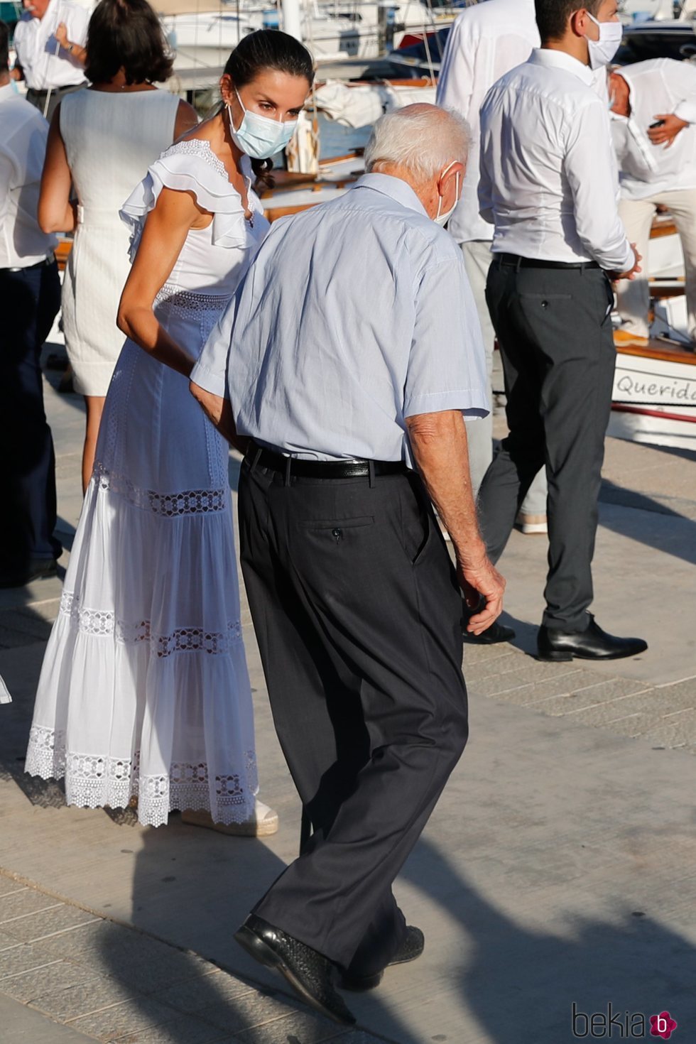 La Reina Letizia hablando con un anciano en Ibiza