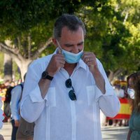 El Rey Felipe colocándose la mascarilla en Ibiza