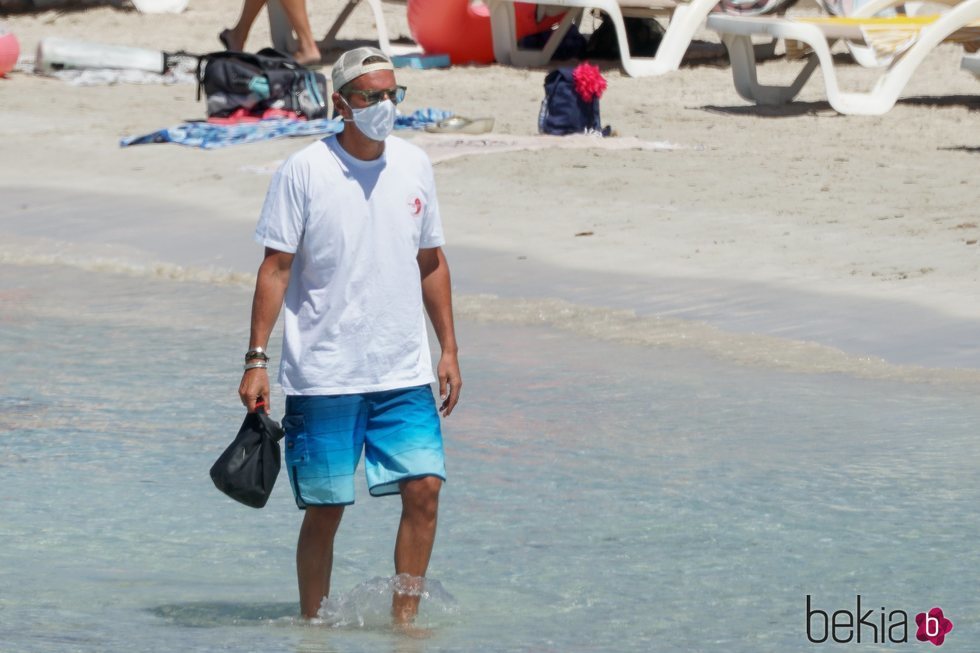 Joaquín Prat en la orilla de la playa de Formentera durante sus vacaciones de verano