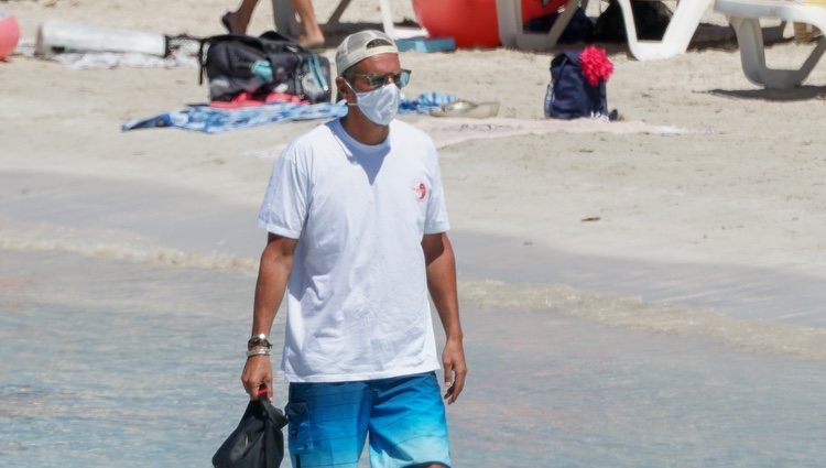 Joaquín Prat en la orilla de la playa de Formentera durante sus vacaciones de verano