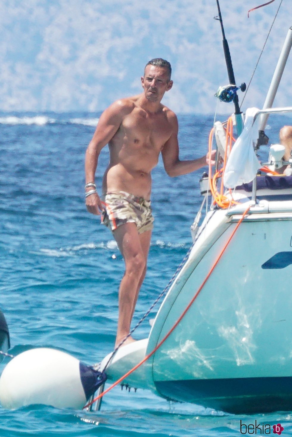 Joaquín Prat disfrutando de sus vacaciones de verano en un barco en Formentera