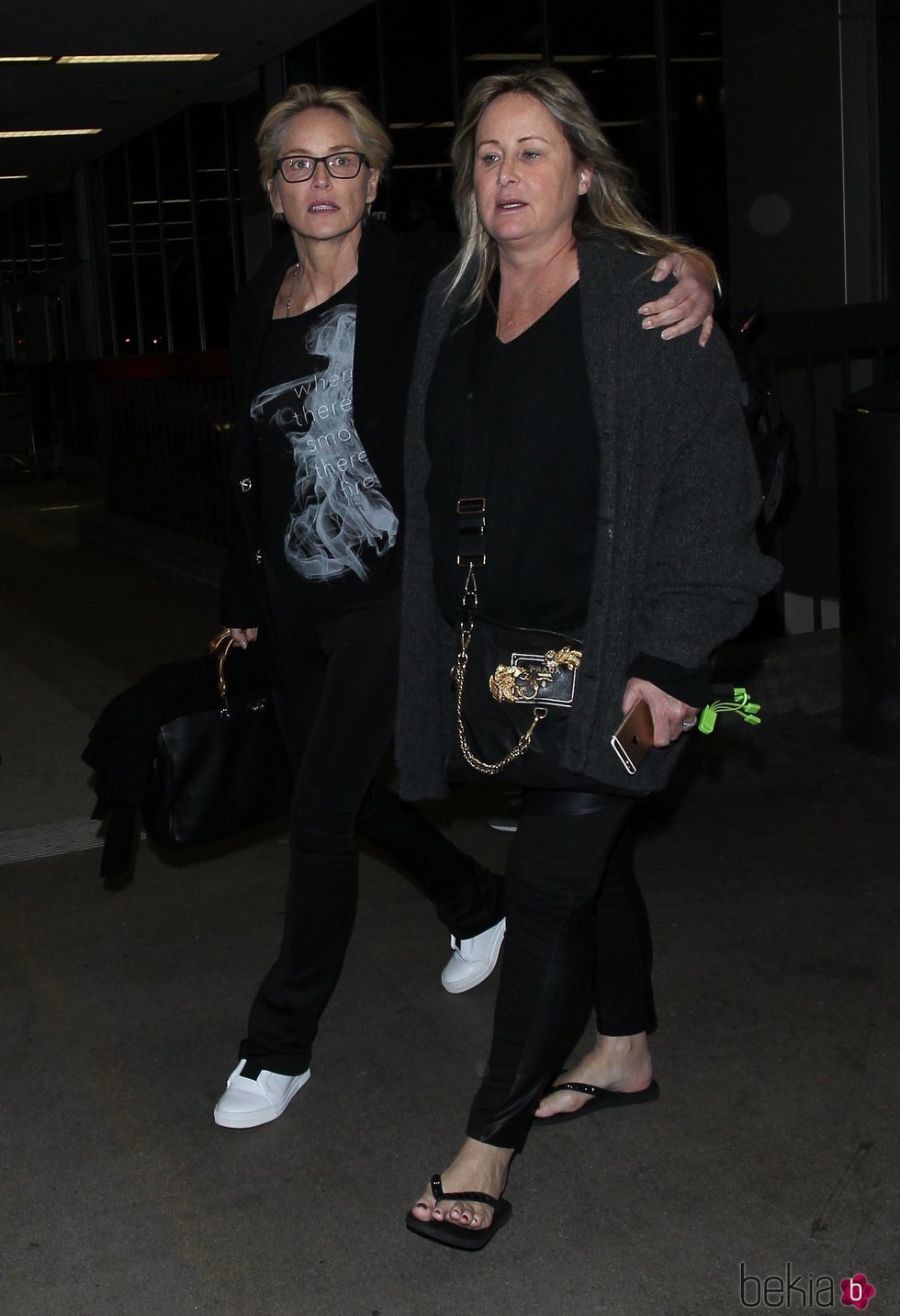 Sharon Stone y su hermana Kelly paseando juntas por Los Ángeles