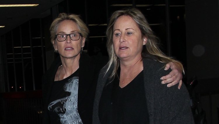 Sharon Stone y su hermana Kelly paseando juntas por Los Ángeles