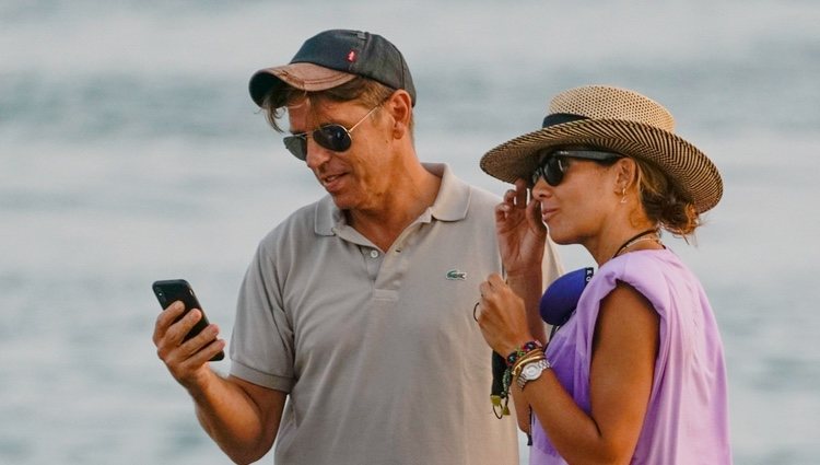 'El Cordobés' y Virginia Troconis en la playa de Marbella