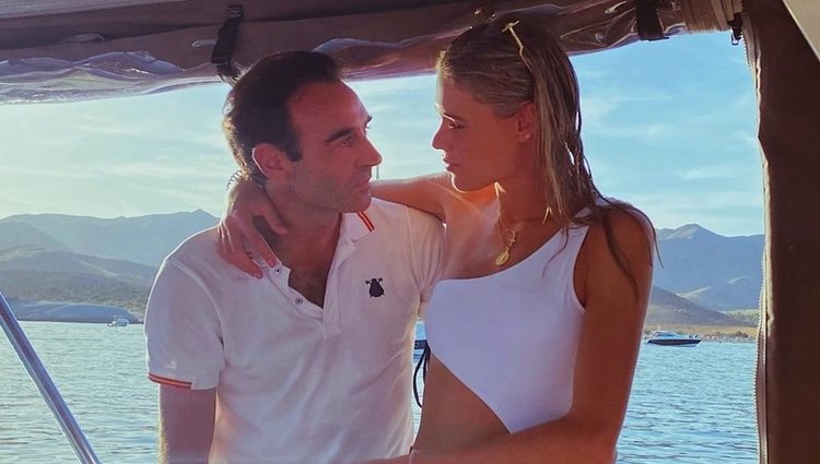 Ana Soria y Enrique Ponce se miran con amor en un barco