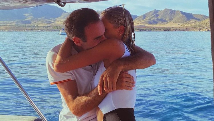 Enrique Ponce y Ana Soria se abrazan en un barco