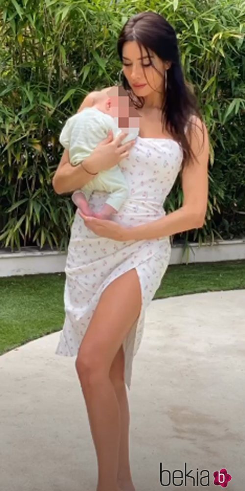 Pilar Rubio con su hijo Máximo Adriano en brazos