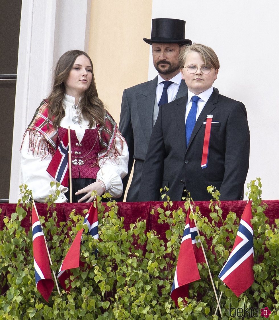 Haakon de Noruega, Ingrid Alexandra de Noruega y Sverre Magnus de Noruega en el Día Nacional de Noruega 2020