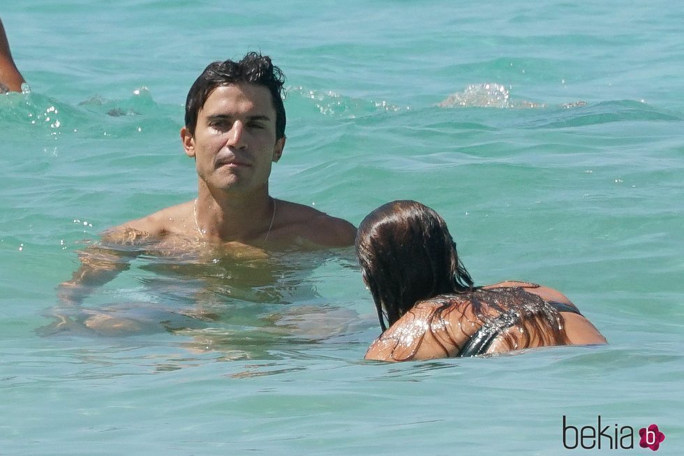 Álex González en Formentera con una amiga