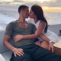 Cristiano Ronaldo y Georgina Rodríguez besándose en su barco