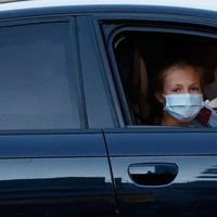 La Princesa Leonor saluda desde el coche a su llegada a Mallorca con la Familia Real