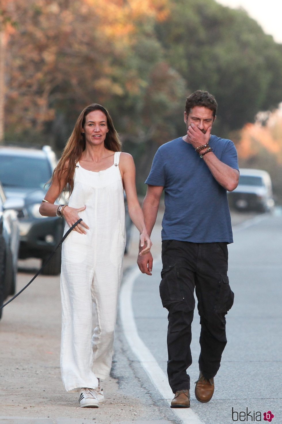 Gerard Butler y Morgan Brown paseando por Malibú