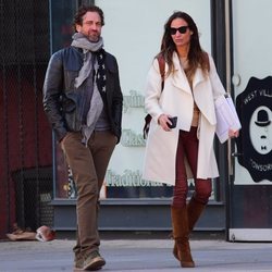 Gerard Butler y Morgan Brown paseando por Nueva York