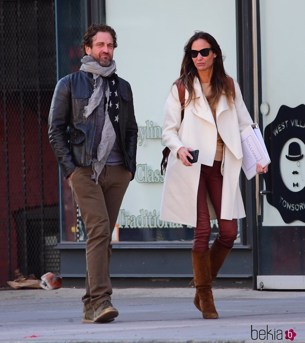 Gerard Butler y Morgan Brown paseando por Nueva York