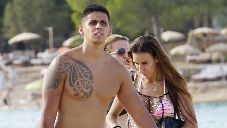 Fani y Christofer disfrutando de un día de playa en Ibiza