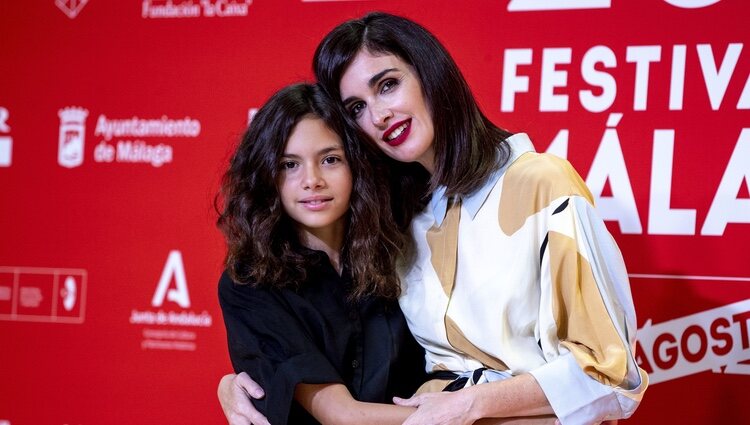 Paz Vega y su hija, Ava Salazar, posando juntas en el Festival de Málaga 2020