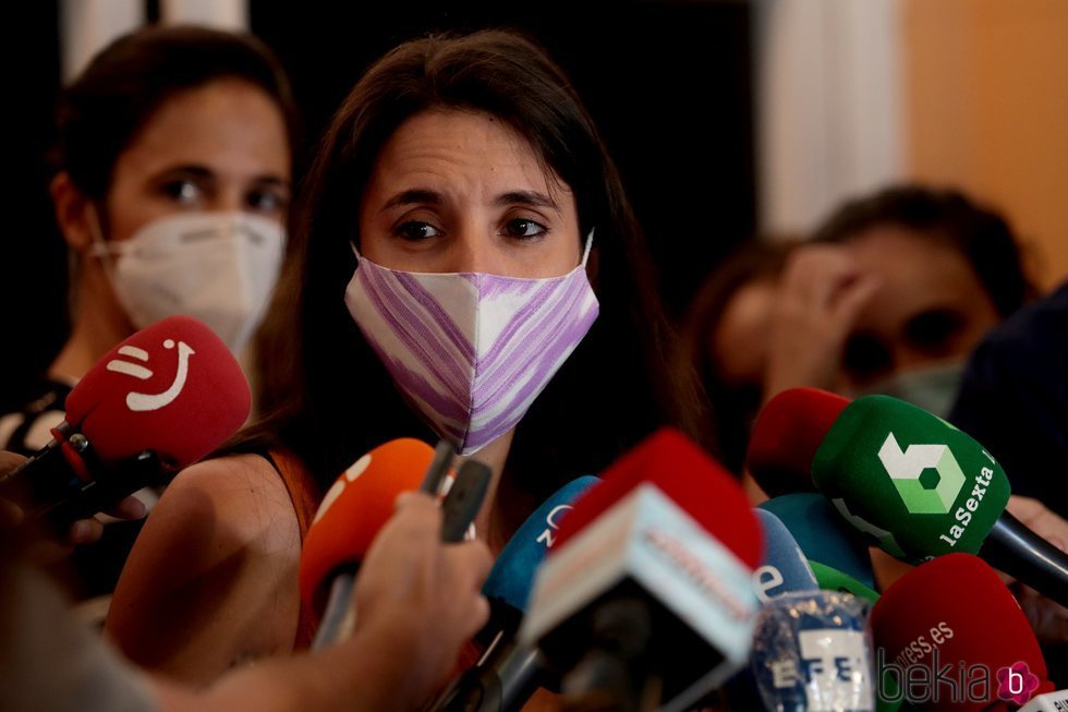 Irene Montero comparece ante los medios para hablar de su denuncia