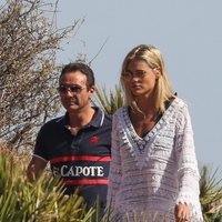 Enrique Ponce y Ana Soria en una playa de Almería durante sus vacaciones