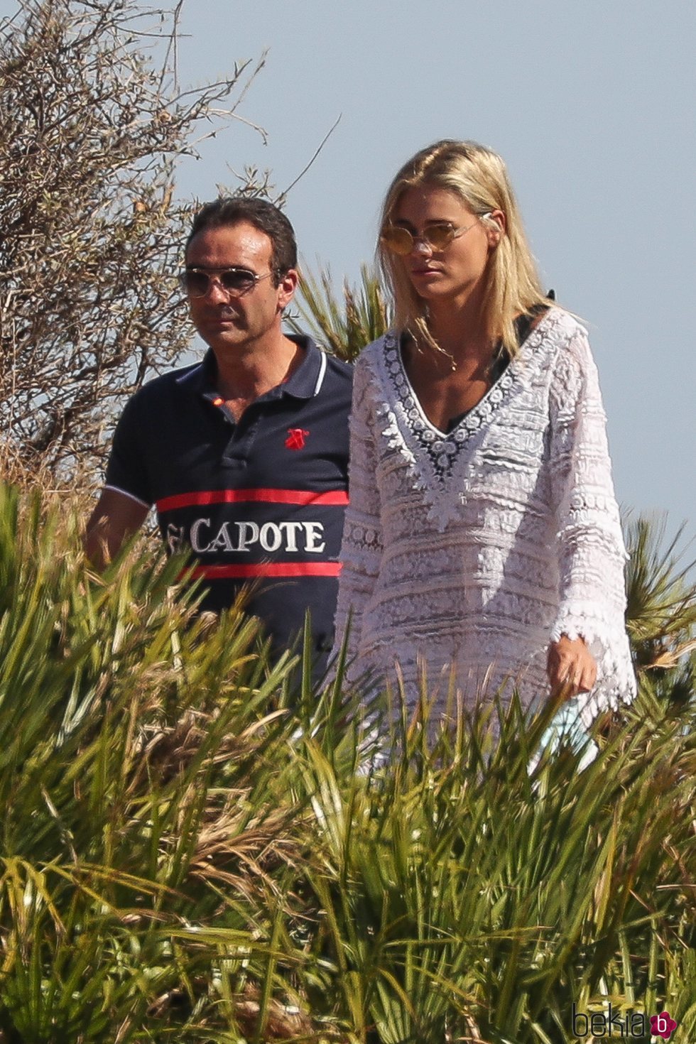 Enrique Ponce y Ana Soria en una playa de Almería durante sus vacaciones