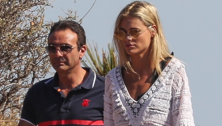 Enrique Ponce y Ana Soria en una playa de Almería durante sus vacaciones