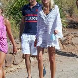 Enrique Ponce y Ana Soria con amigos en una playa de Almería