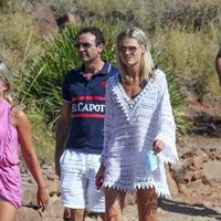 Enrique Ponce y Ana Soria con amigos en una playa de Almería