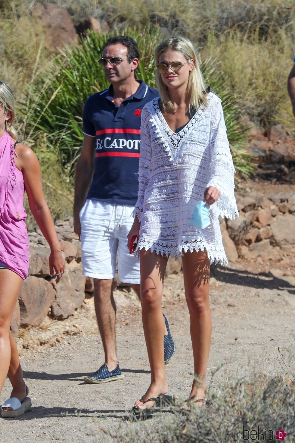 Enrique Ponce y Ana Soria con amigos en una playa de Almería