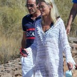 Enrique Ponce y Ana Soria de paseo por una playa de Almería durante sus vacaciones