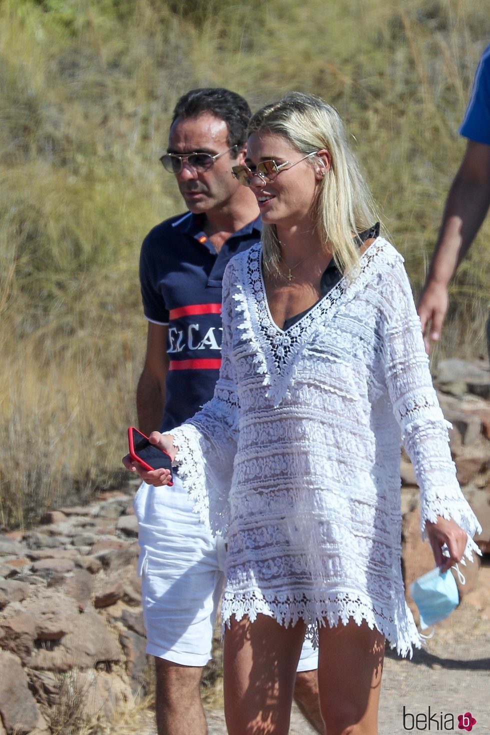 Enrique Ponce y Ana Soria de paseo por una playa de Almería durante sus vacaciones