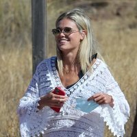 Ana Soria muy sonriente durante una jornada de playa en Almería con Enrique Ponce