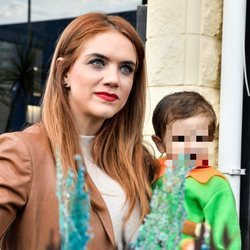 Beatriz Trapote con su hijo pequeño en brazos