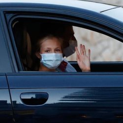 La Princesa Leonor saludando a la prensa en su llegada a Marivent para las vacaciones de la Familia Real en Mallorca