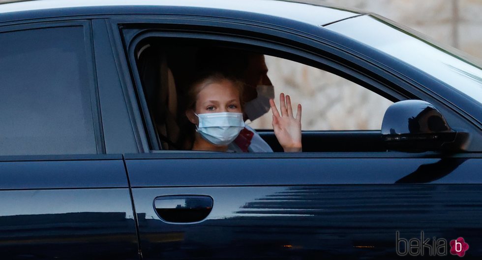 La Princesa Leonor saludando a la prensa en su llegada a Marivent para las vacaciones de la Familia Real en Mallorca