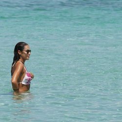 Lara Álvarez disfrutando de un baño en Formentera