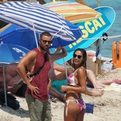 Lara Álvarez saludando a Adrián Torres en Formentera